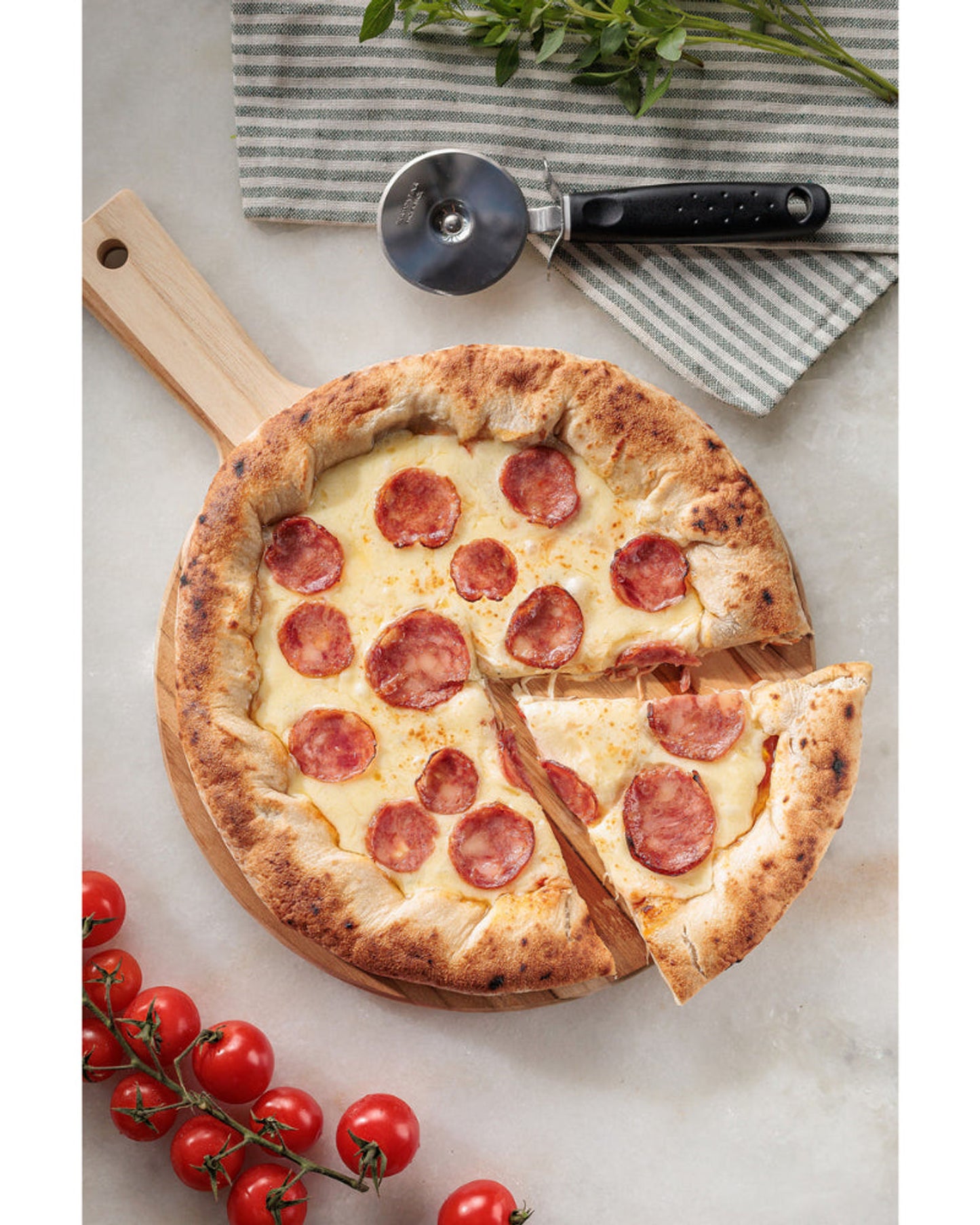 ترامونتينا منذ عام 1911، صنع في البرازيل، لوح ترامونتينا دائري من خشب الساج بمقبض، مقاس 40×30 سم