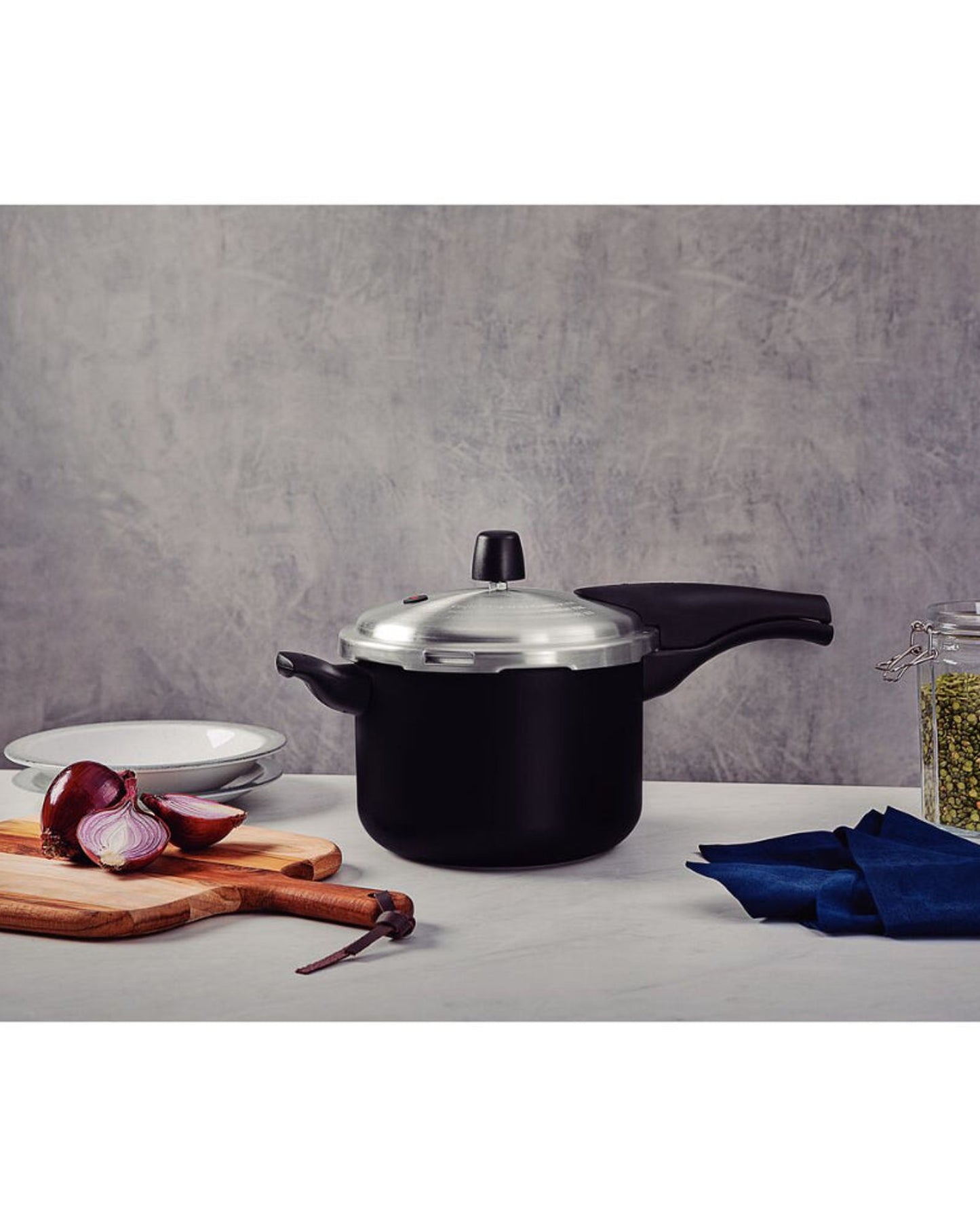 ترامونتينا منذ عام 1911، صنع في البرازيل، طنجرة ضغط من الألومنيوم الأسود بتأثير فانكوفر من ترامونتينا، مع طبقة ستارفلون ماكس غير لاصقة داخلية وخارجية، 20 سم، 4.5 لتر