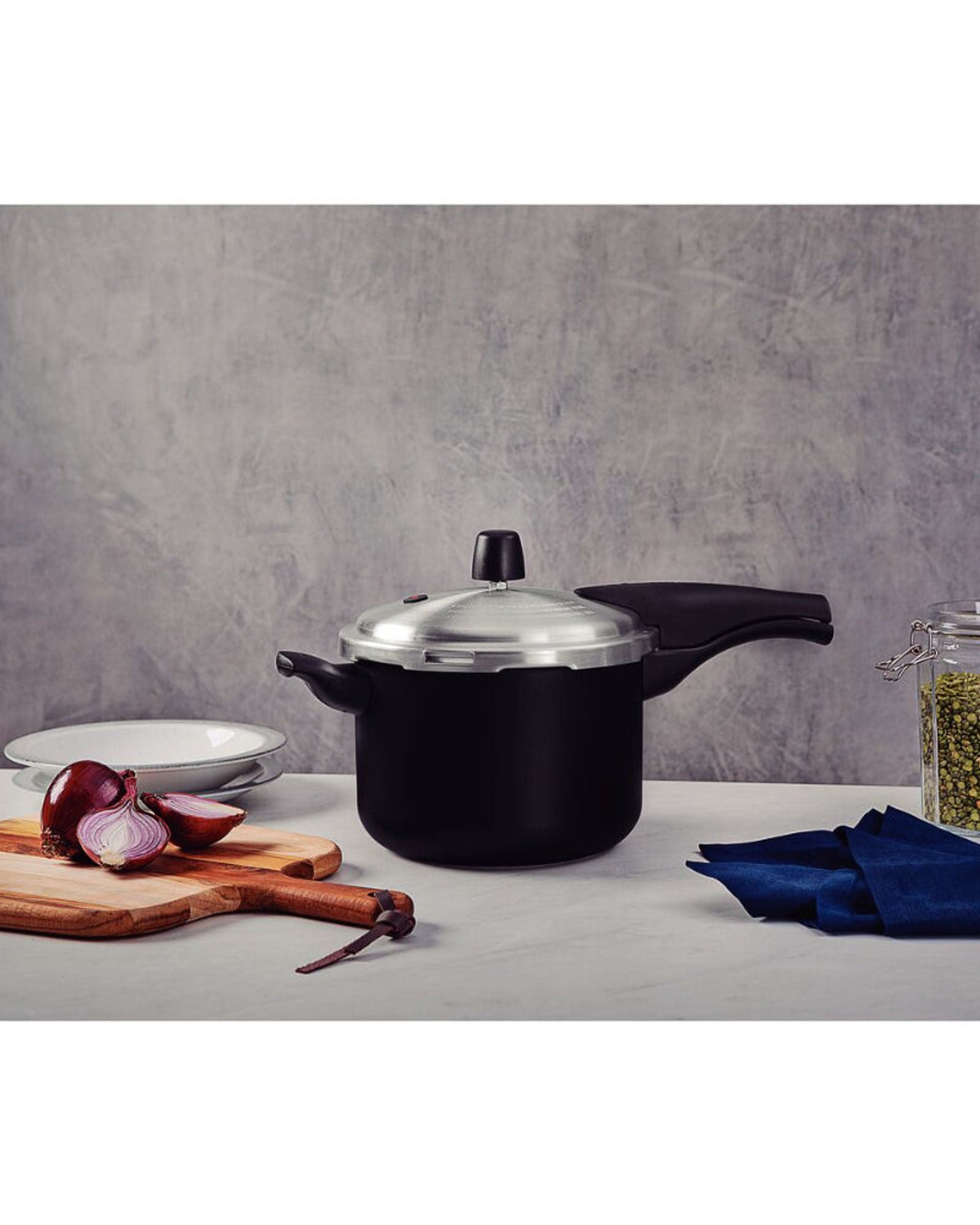 ترامونتينا منذ عام 1911، صنع في البرازيل، طنجرة ضغط من الألومنيوم الأسود بتأثير فانكوفر من ترامونتينا، مع طبقة ستارفلون ماكس غير لاصقة داخلية وخارجية، 20 سم، 4.5 لتر