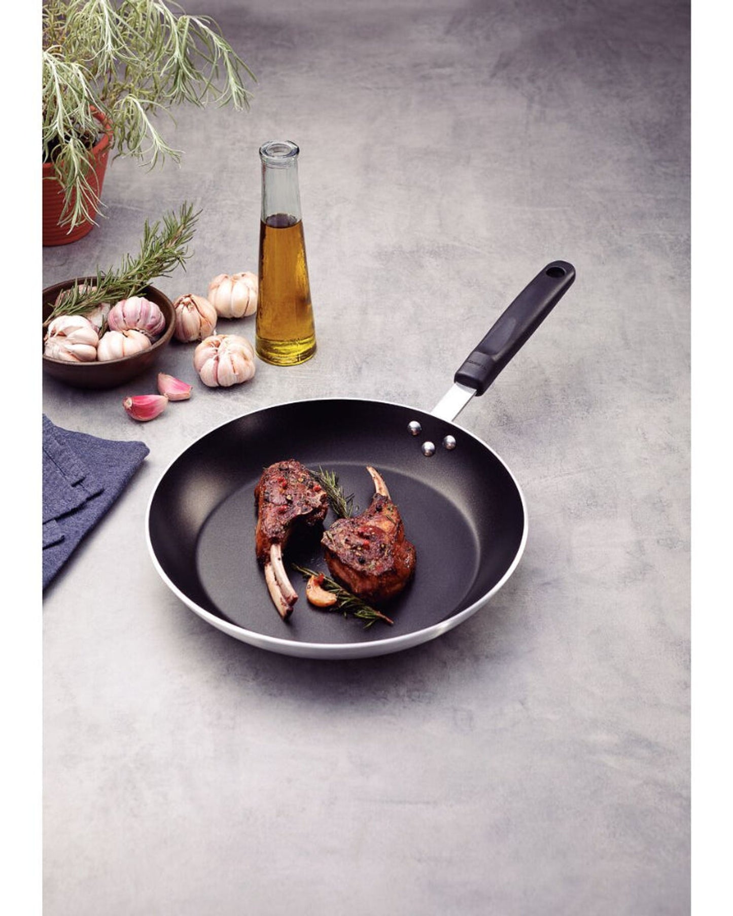 ترامونتينا منذ عام 1911، صنع في البرازيل، مقلاة ترامونتينا الاحترافية المصنوعة من الألومنيوم مع طبقة ستارفلون الداخلية غير اللاصقة الممتازة واللمسة النهائية الخارجية المصقولة، 32 سم، 3.1 لتر