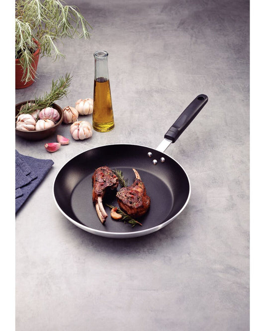 ترامونتينا منذ عام 1911، صنع في البرازيل، مقلاة ترامونتينا الاحترافية المصنوعة من الألومنيوم مع طبقة ستارفلون الداخلية غير اللاصقة الممتازة واللمسة النهائية الخارجية المصقولة، 32 سم، 3.1 لتر