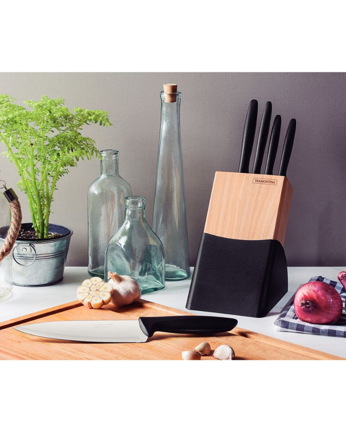 ترامونتينا منذ عام 1911، صنع في البرازيل، طقم سكاكين ترامونتينا بلينوس المكون من 6 قطع بشفرات من الفولاذ المقاوم للصدأ ومقابض من البولي بروبيلين الأسود وكتلة خشبية