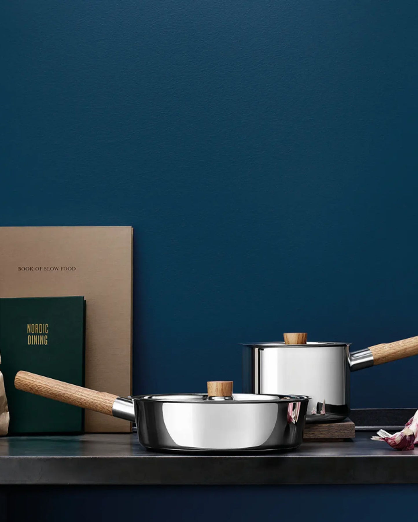 مقلاة إيفا سولو 281424 مع غطاء، قطر 24 بوصة، من الفولاذ المقاوم للصدأ من نورديك كيتشن