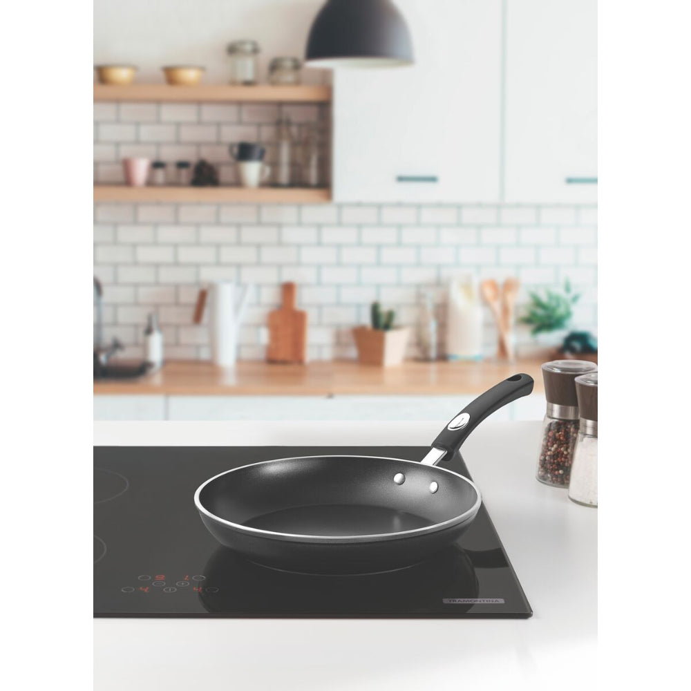 ترامونتينا منذ عام 1911، صنع في البرازيل، مقلاة ترامونتينا موناكو المصنوعة من الألومنيوم، مع طلاء ستارفلون الفاخر غير اللاصق من الداخل والخارج باللون الأسود، 24 سم، 1.6 لتر