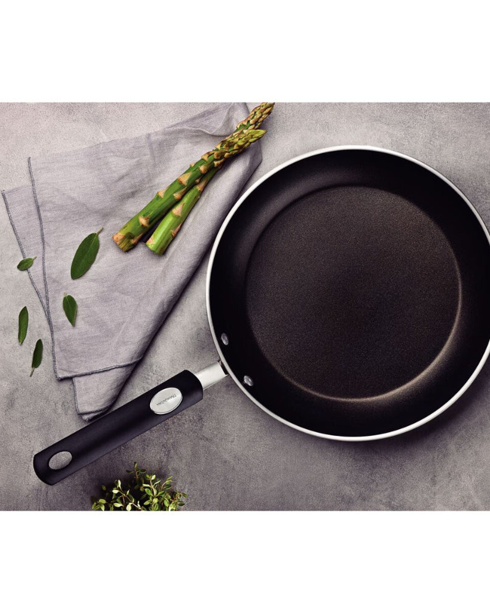 ترامونتينا منذ عام 1911، صنع في البرازيل، مقلاة ترامونتينا موناكو المصنوعة من الألومنيوم، مع طبقة داخلية وخارجية سوداء، طلاء ستارفلون الممتاز غير اللاصق، 26 سم، 2 لتر