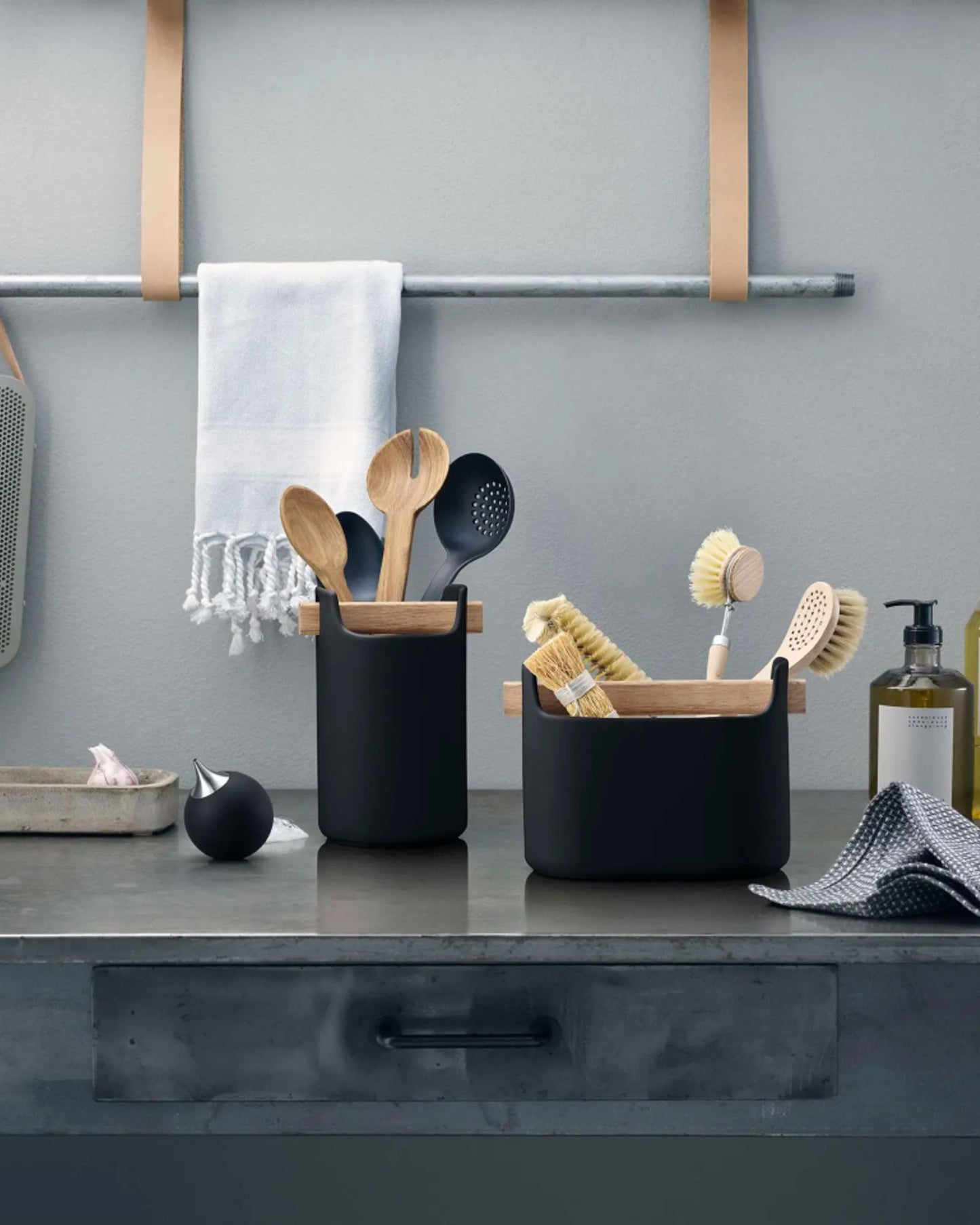 صندوق أدوات إيفا سولو 520424 H15 أسود