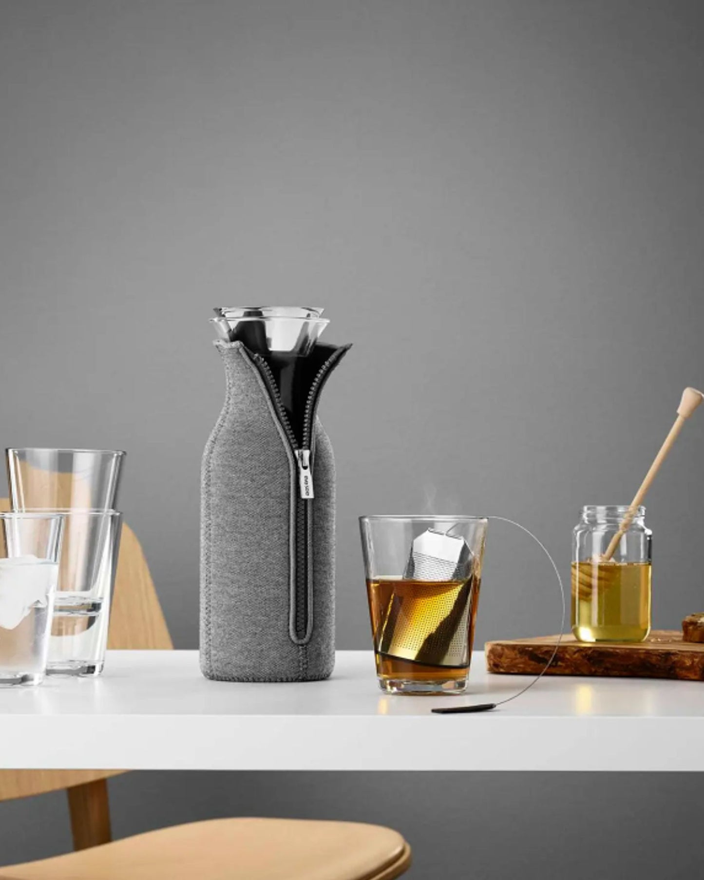 إبريق ثلاجة إيفا سولو 567973 سعة 1 لتر، رمادي داكن منسوج