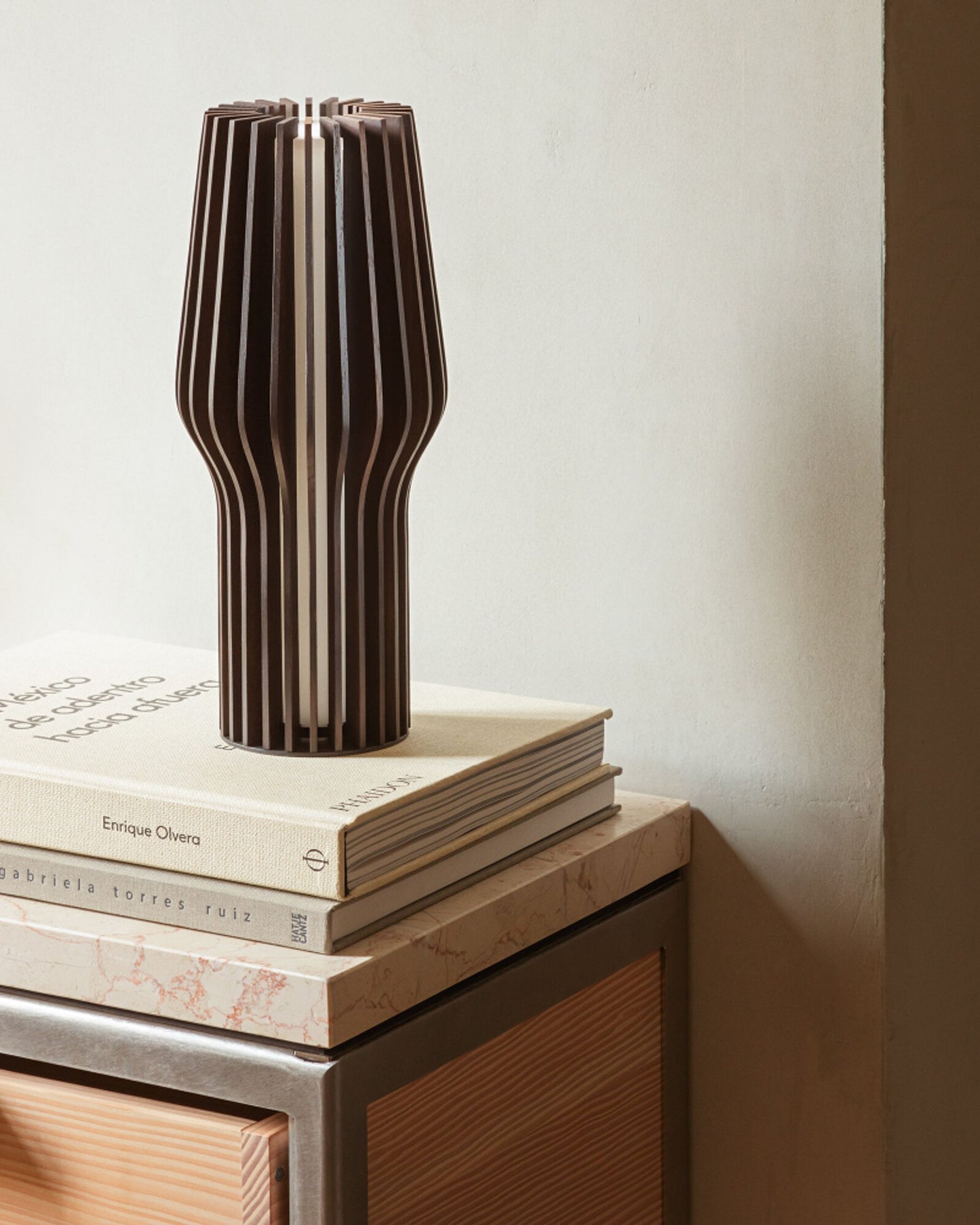 مصباح إيفا سولو 571381 LED مشع يعمل بالبطارية، لون خشب البلوط