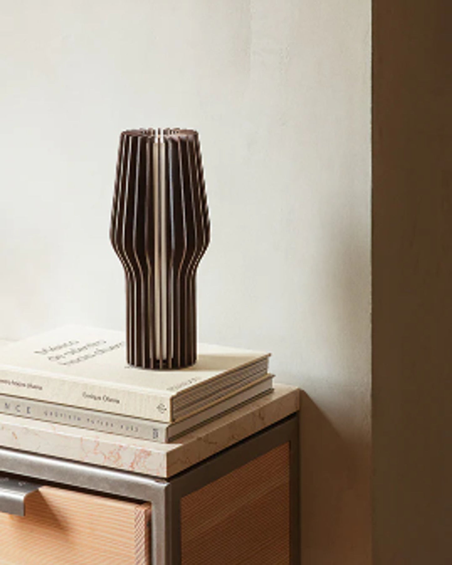 مصباح إيفا سولو 571382 LED مشع يعمل بالبطارية، لون مدخن