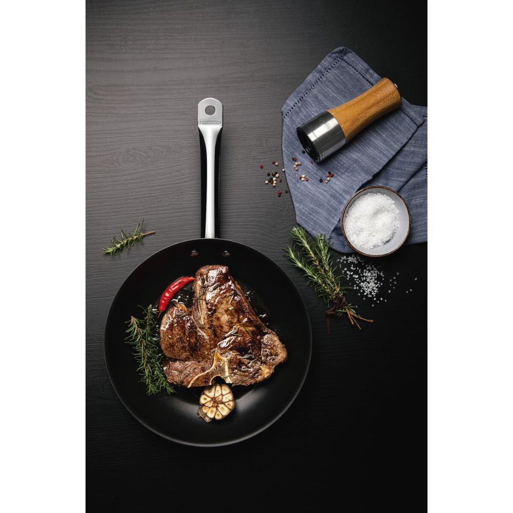 ترامونتينا منذ عام 1911، صنع في البرازيل. مقلاة ترامونتينا بروفيشنال 20 سم، 1.1 لتر، من الفولاذ المقاوم للصدأ، بمقبض طويل، وقاعدة ثلاثية الطبقات، وطلاء داخلي غير لاصق.