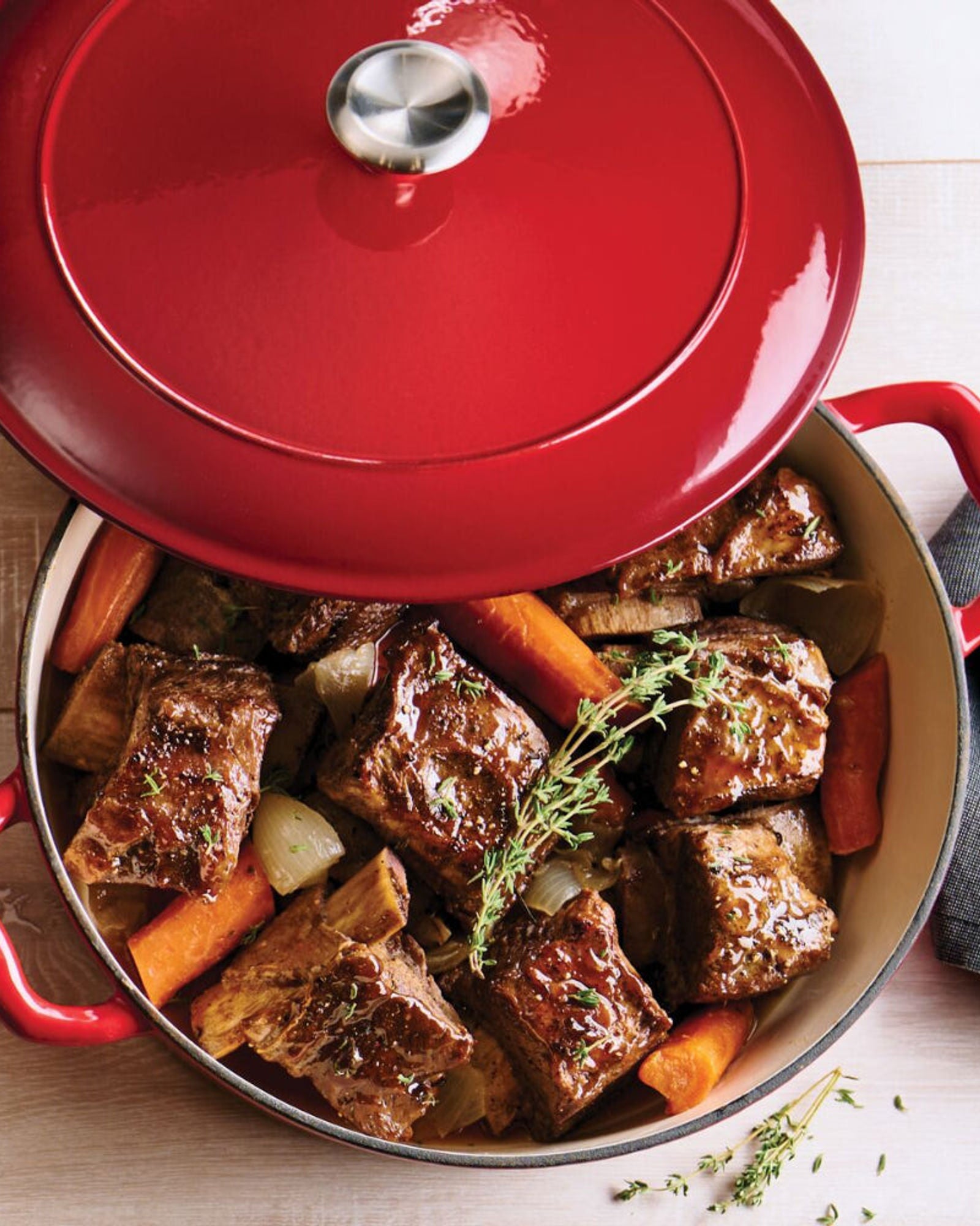 ترامونتينا منذ عام 1911، صنع في البرازيل، وعاء هولندي دائري مغطى بطبقة من الحديد الزهر المطلي بالمينا سعة 5.5 لتر، سلسلة 1000 - أحمر متدرج