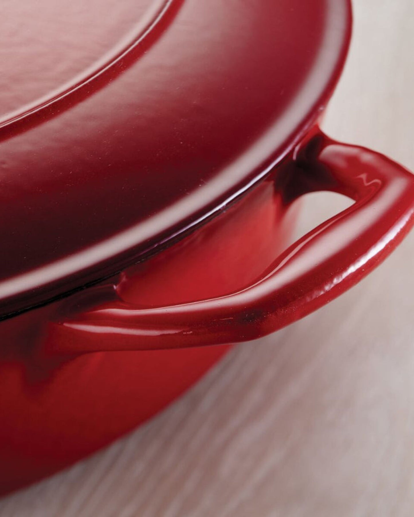 ترامونتينا منذ عام 1911، صنع في البرازيل، وعاء هولندي دائري مغطى بطبقة من الحديد الزهر المطلي بالمينا سعة 5.5 لتر، سلسلة 1000 - أحمر متدرج