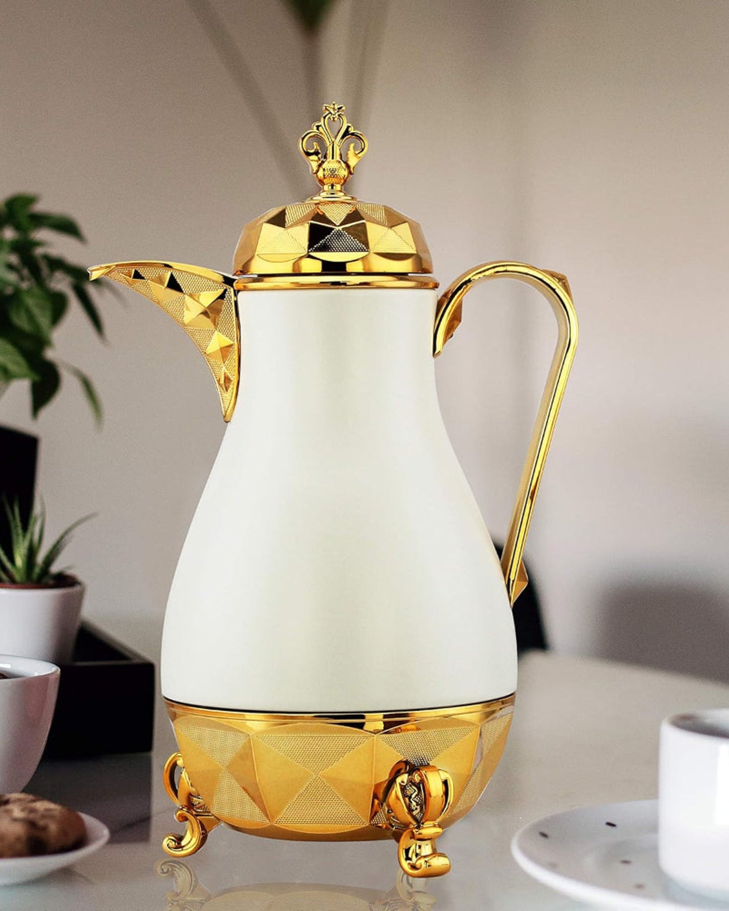 طقم دلة نيسان العربية، سعة لتر واحد، مع صينية تقديم بلون أبيض كريمي مطفي/ذهبي