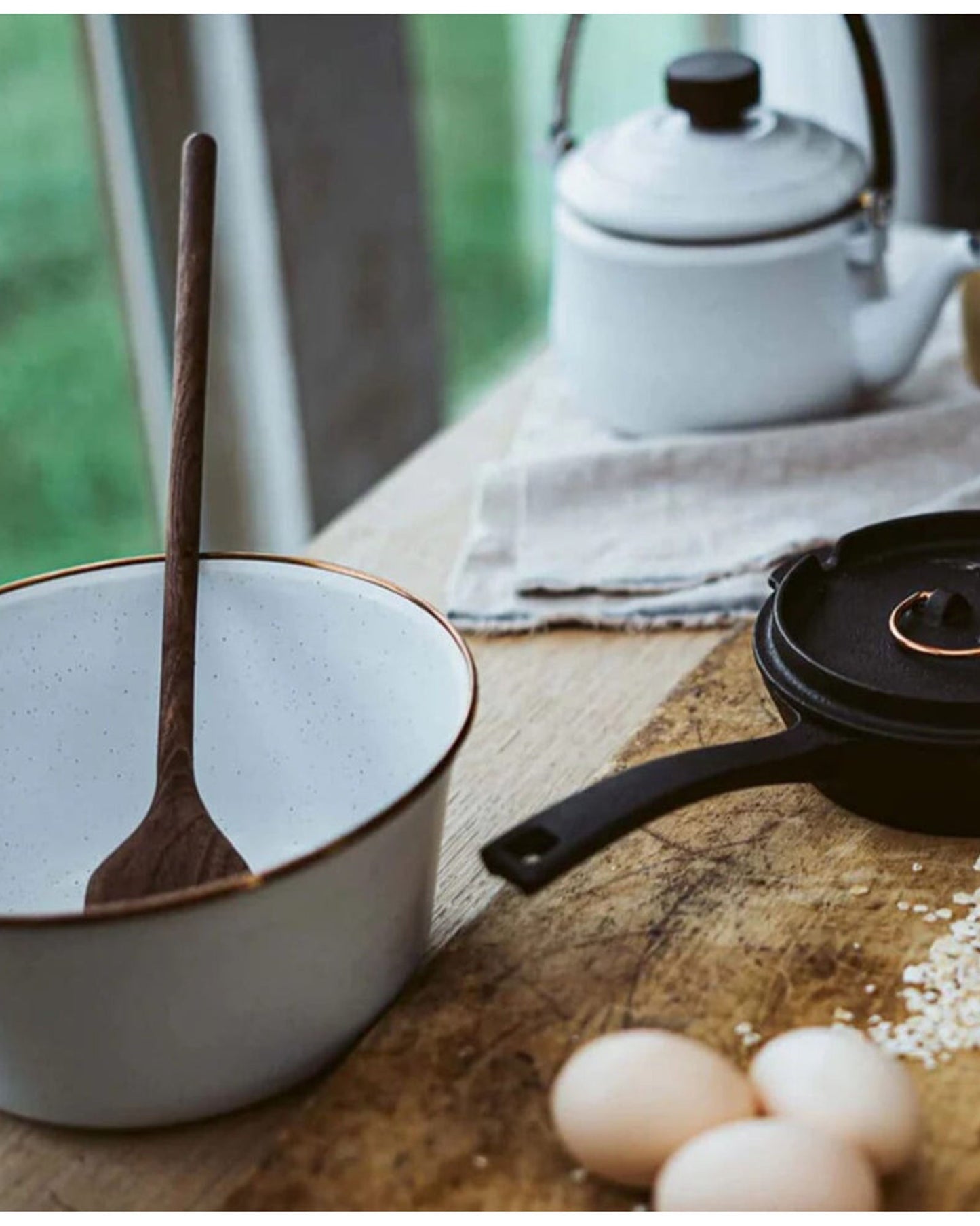 BareBones - مجموعة أوعية خلط من المينا مكونة من قطعتين على شكل قشر بيض