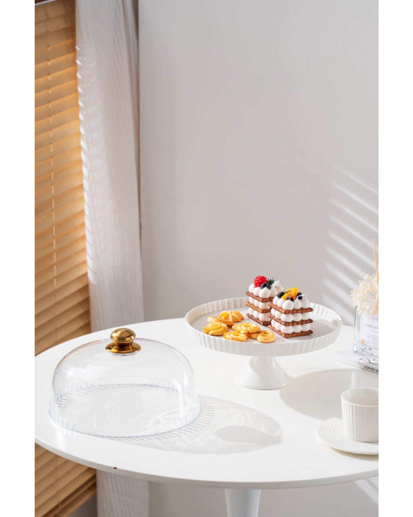 طبق كيك أبيض أنيق من البورسلين مقاس 27 سم مع غطاء بلاستيكي