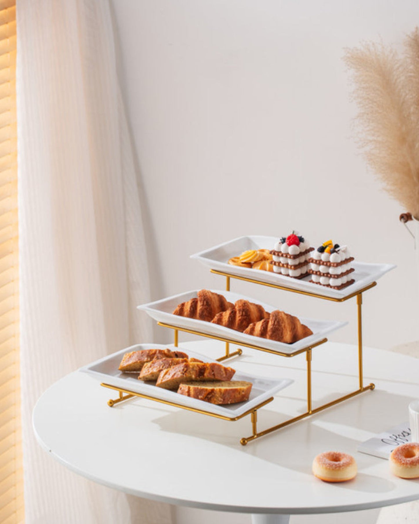 طبق بورسلين أنيق من شالو، مستطيل الشكل، أبيض، 33 سم، بثلاث طبقات، مع حامل ذهبي