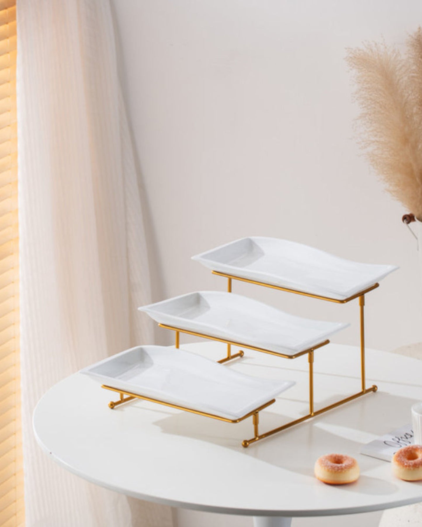 طبق بورسلين أنيق من شالو، مستطيل الشكل، أبيض، 33 سم، بثلاث طبقات، مع حامل ذهبي