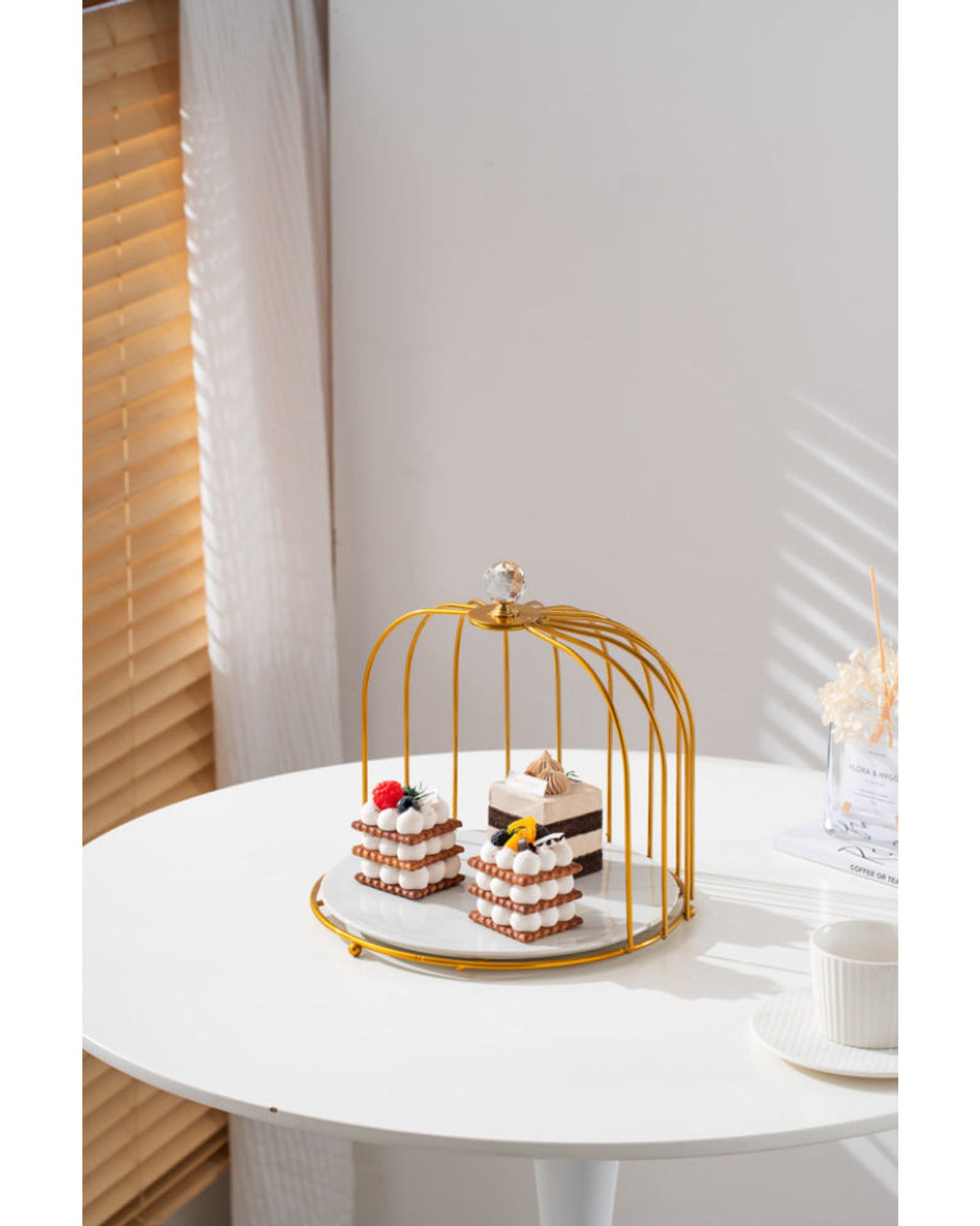 طبق كيك أنيق من البورسلين مقاس 26 سم مع حامل ذهبي فاخر