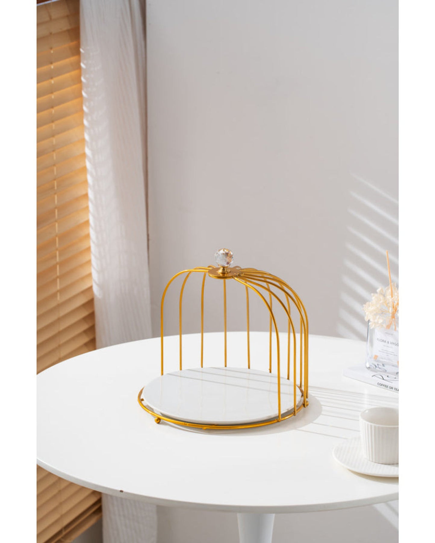 طبق كيك أنيق من البورسلين مقاس 26 سم مع حامل ذهبي فاخر