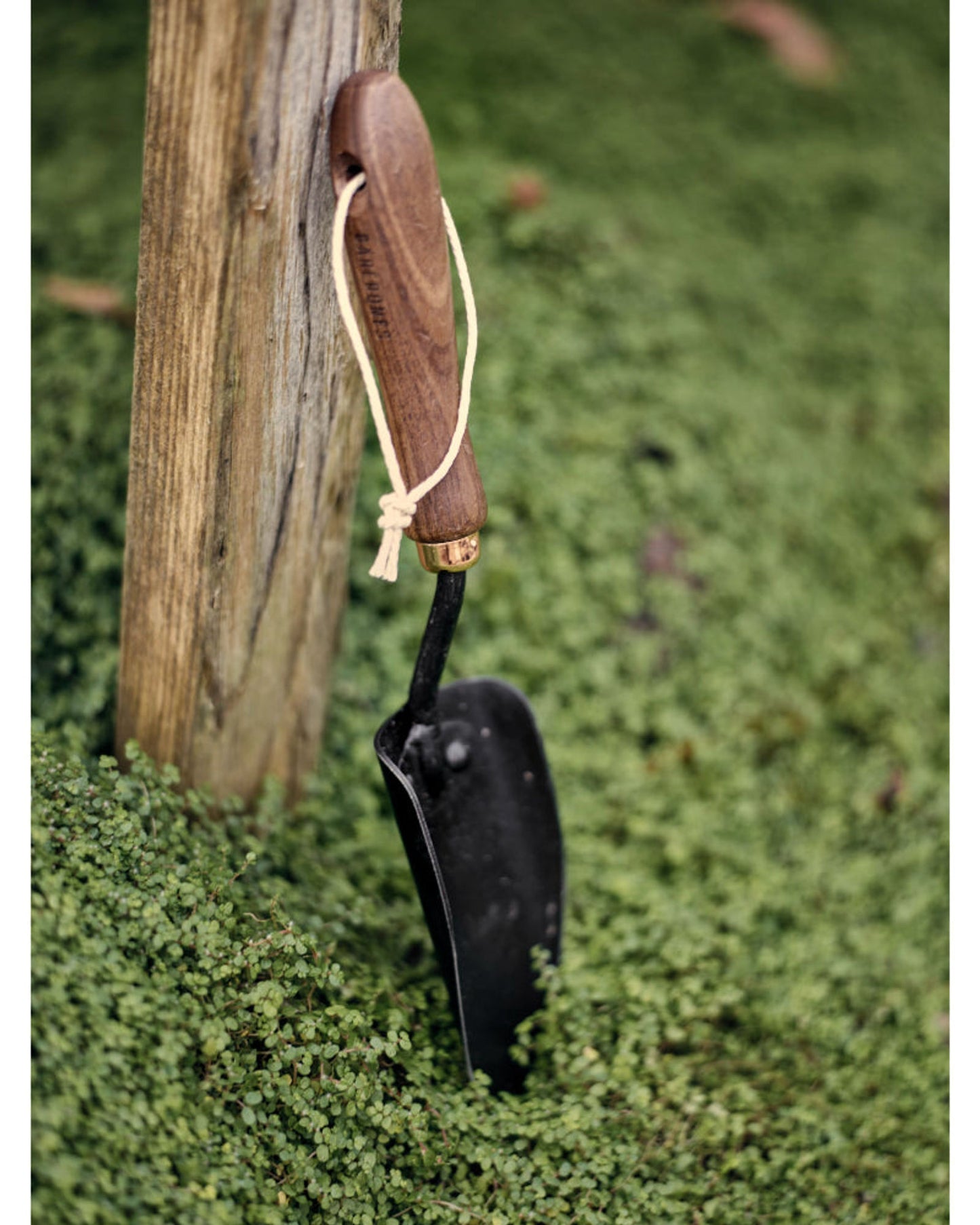 BareBones - مجرفة حديقة - لون الجوز/الأسود