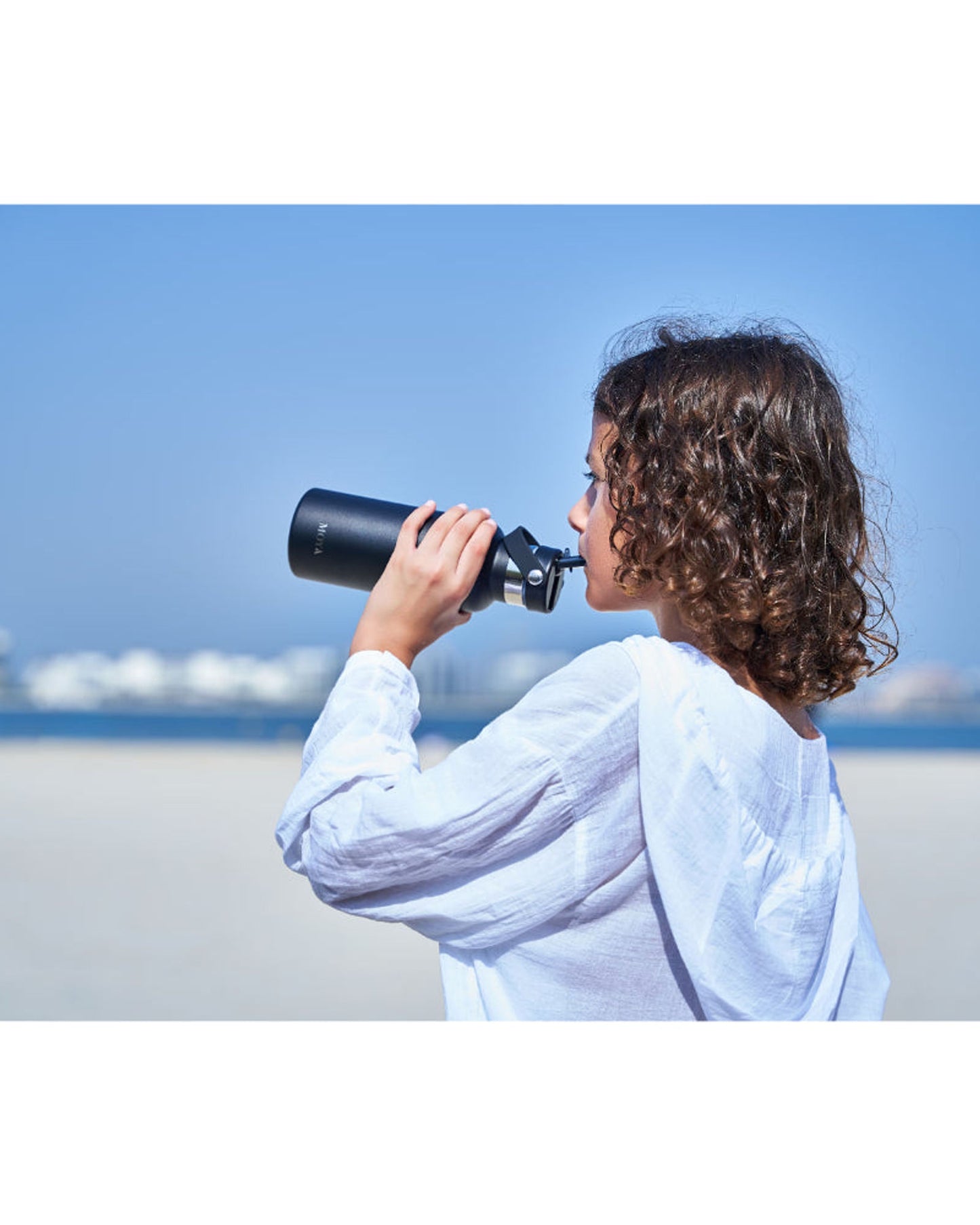 زجاجة مياه مويا "صدفة البحر" المعزولة والمستدامة سعة 350 مل، باللون الأسود