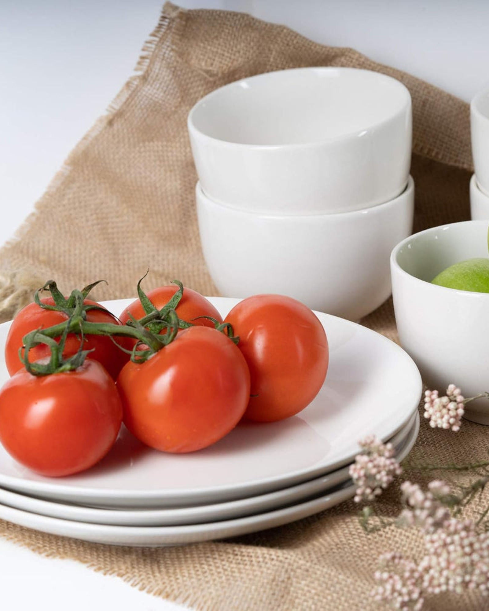 طقم عشاء إنسيا، 12 قطعة، طقم عشاء، طقم أواني طعام من البورسلين والسيراميك، طقم تقديم عشاء لأربعة أشخاص، طبق عشاء 26.7 سم، طبق جانبي 20.3 سم، أوعية 15.2 سم - أبيض