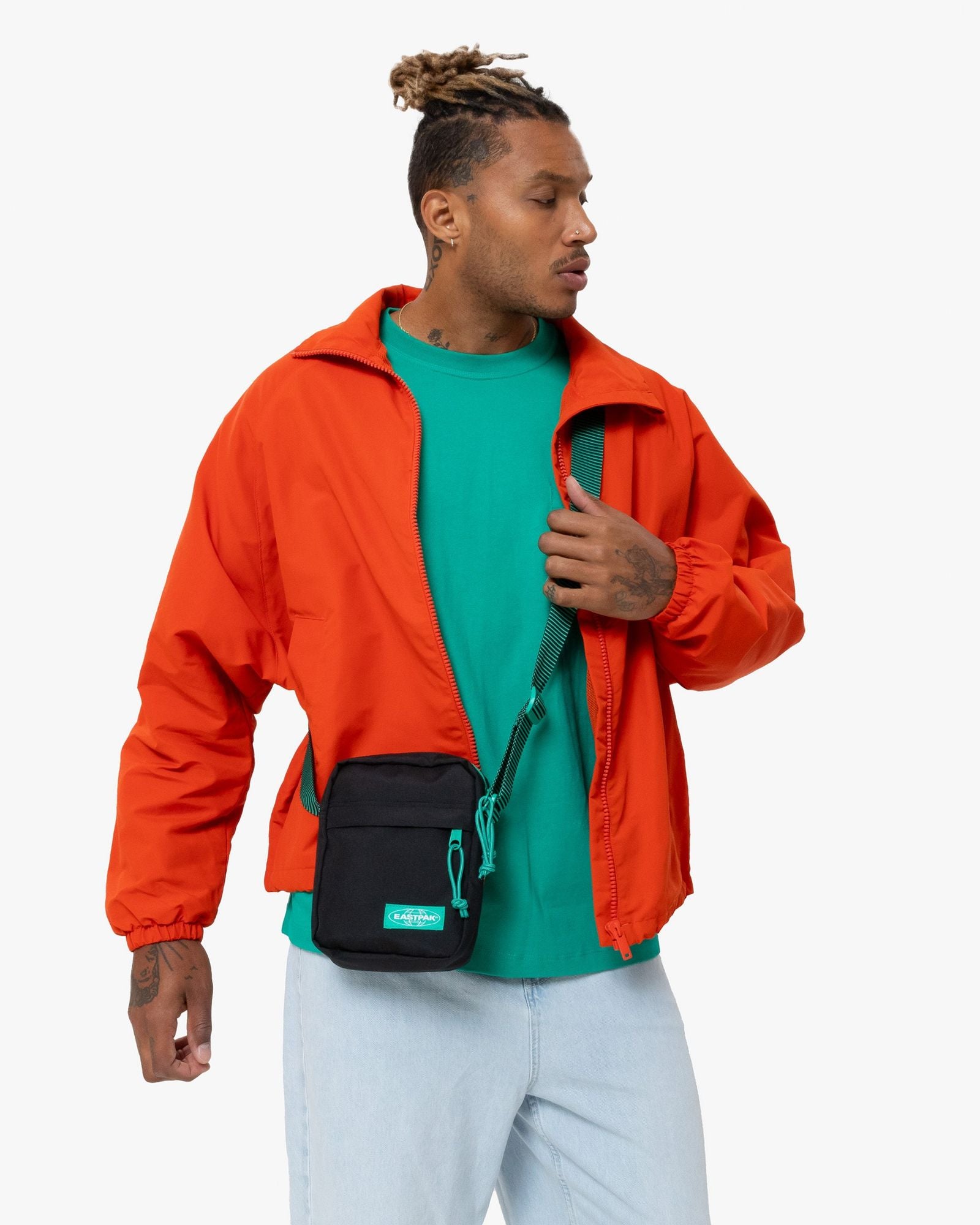 حقيبة كروس صغيرة من إيستباك ذا ون كونتراست سترايب سوداء - EK0000459J41