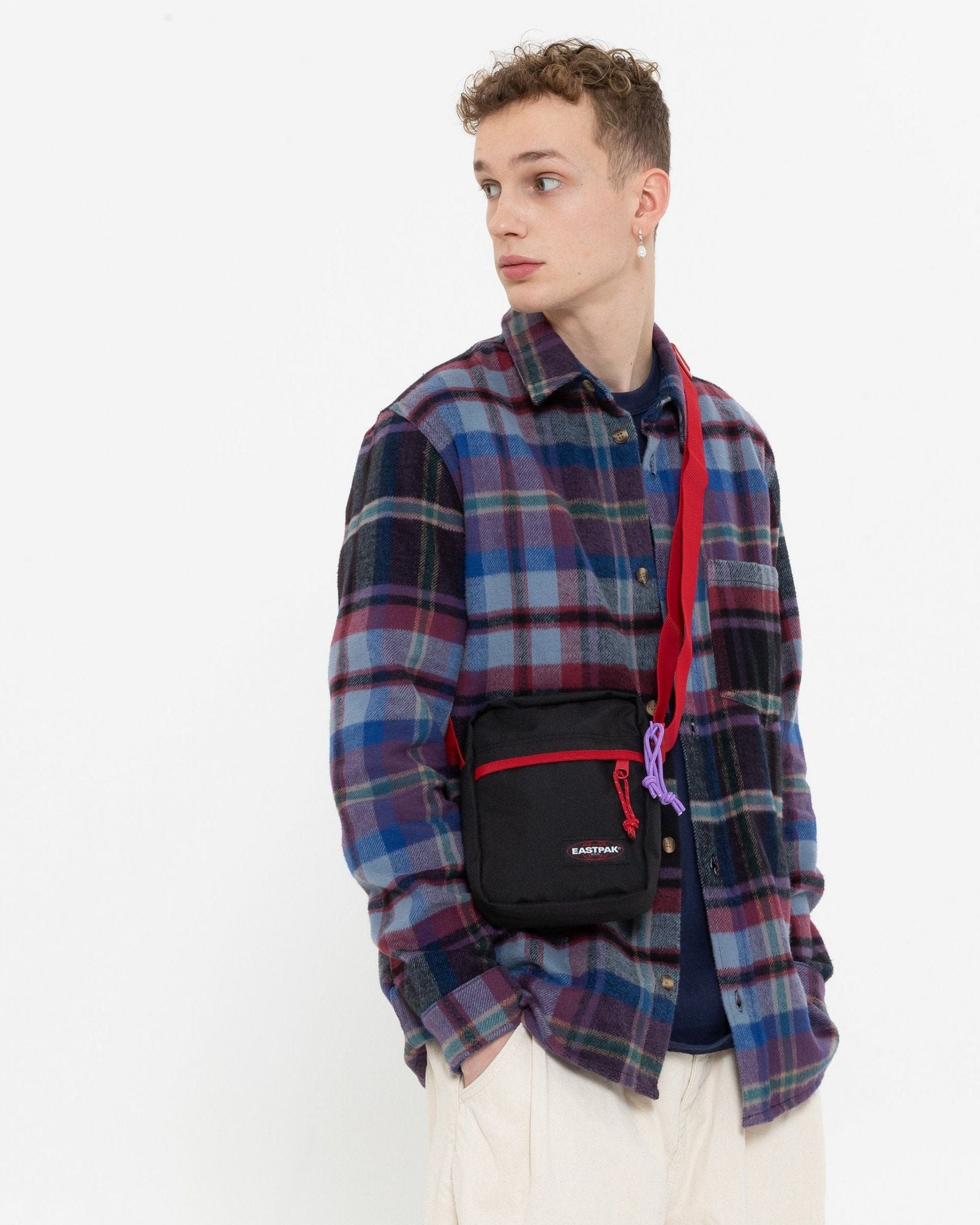 حقيبة كروس صغيرة إيستباك ذا ون كونتراست حمراء بنفسجية - EK000045U661