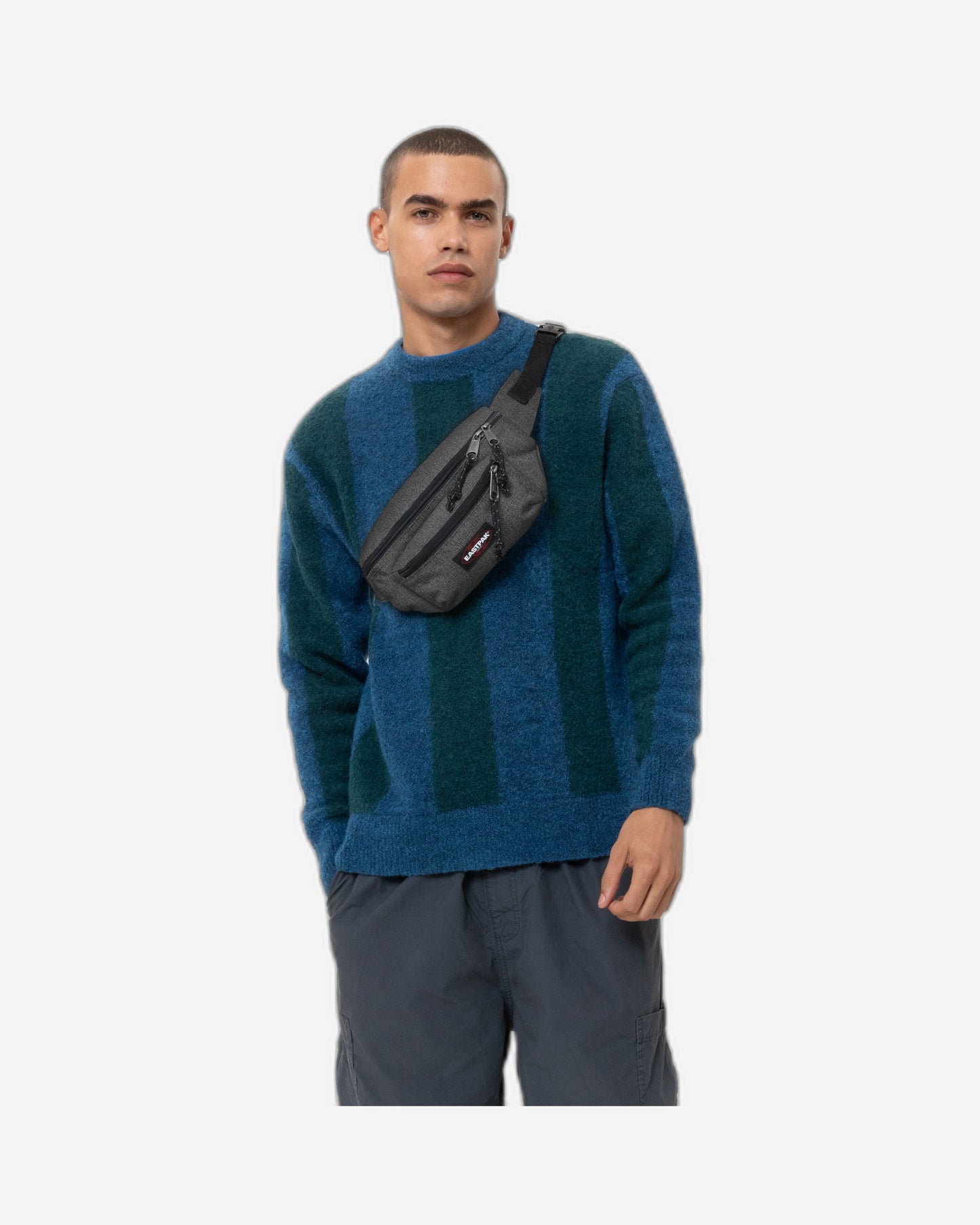 حقيبة خصر متوسطة الحجم من إيست باك دوجي باغ، مصنوعة من قماش الدنيم الأسود - EK00007377H1