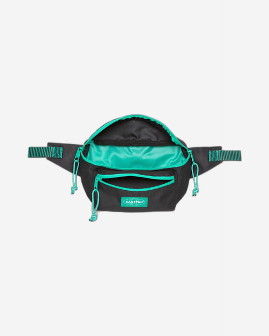 حقيبة خصر متوسطة الحجم من Eastpak Doggy Bag بلون أسود وخطوط متباينة - EK0000739J41