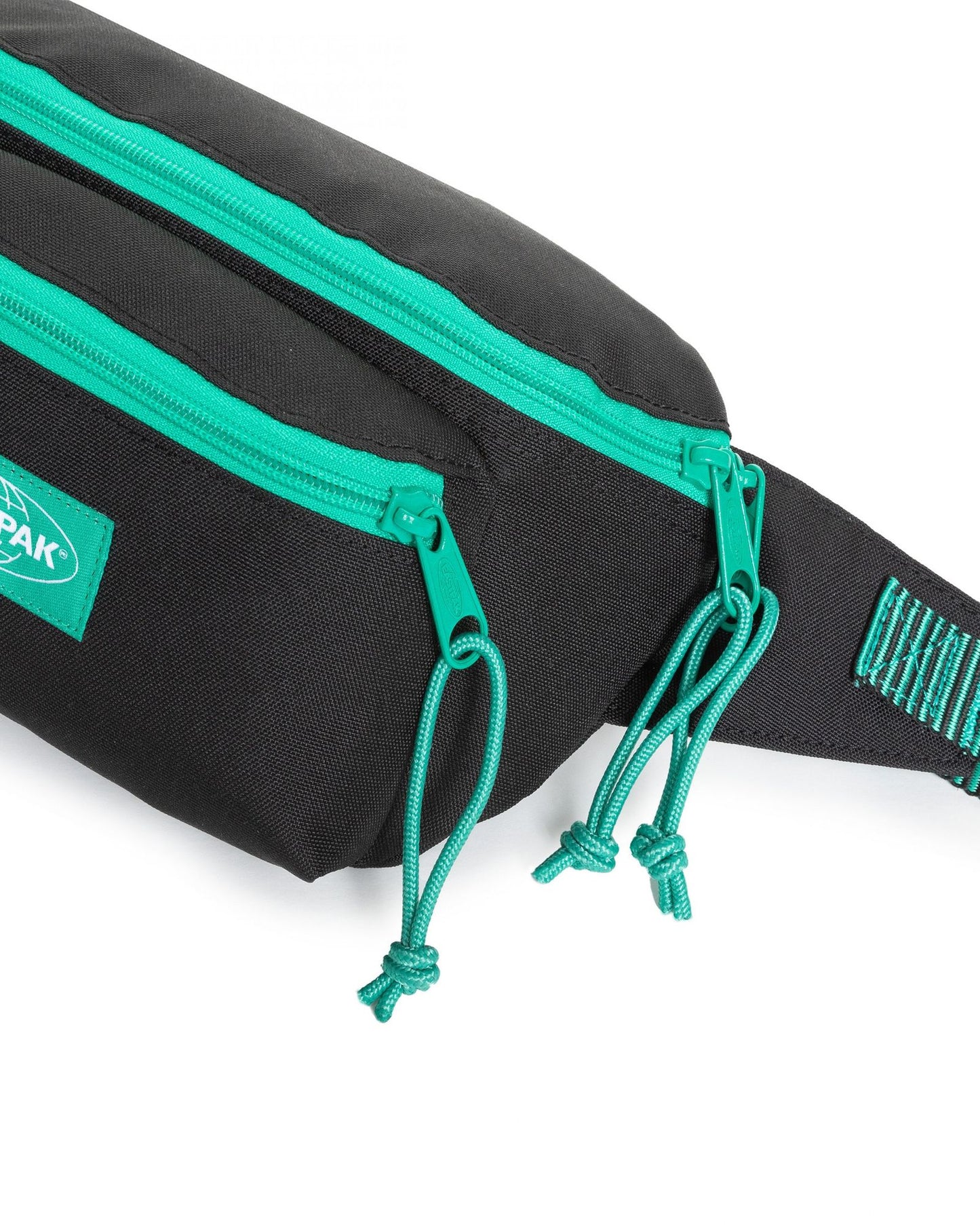 حقيبة خصر متوسطة الحجم من إيستباك، مخططة باللون الأسود المتباين