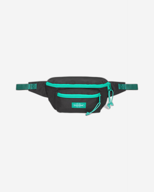 حقيبة خصر متوسطة الحجم من Eastpak Doggy Bag بلون أسود وخطوط متباينة - EK0000739J41