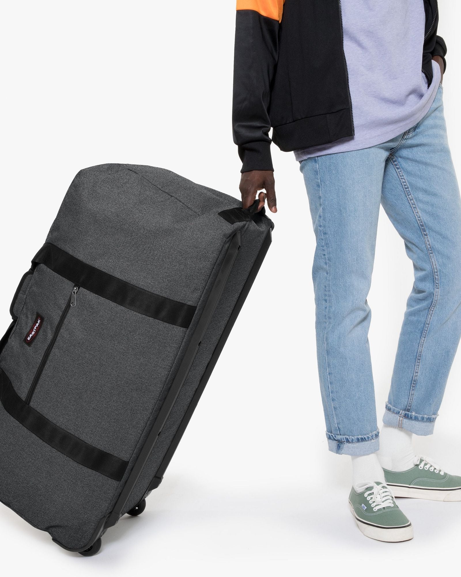 حقيبة دافل كبيرة بعجلات من إيستباك ويرهاوس + جينز أسود - EK00030E77H1