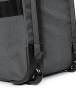 حقيبة دافل كبيرة بعجلات من إيستباك ويرهاوس + جينز أسود - EK00030E77H1