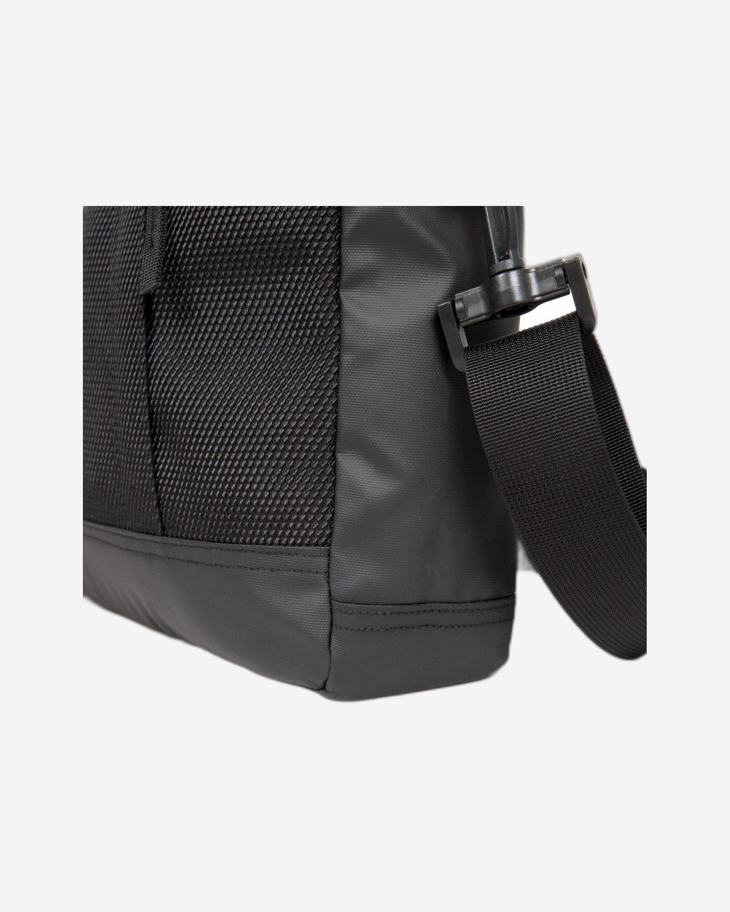 حقيبة كمبيوتر محمول إيستباك أكتون سي إن إن سي تي كوت متوسطة الحجم - EK00042F80W1