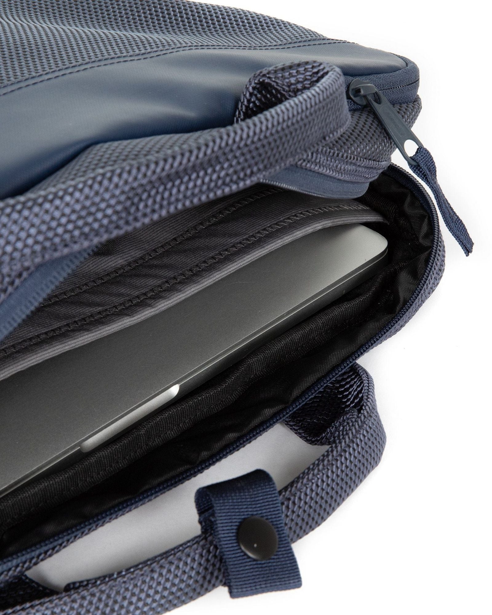 حقيبة كمبيوتر محمول إيستباك أكتون سي إن إن سي تي مارين متوسطة الحجم - EK00042FO161