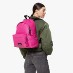 حقيبة إيست باك المبطنة باك آر الفوشيا اللامعة - EK0006202Q11