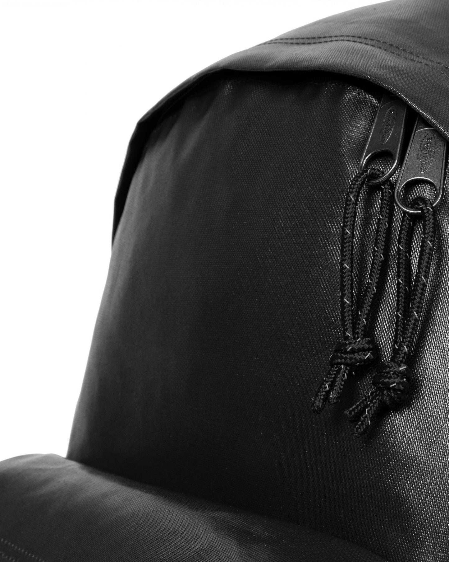 حقيبة ظهر Eastpak Padded Pak'R سوداء لامعة متوسطة الحجم - EK0006209J71