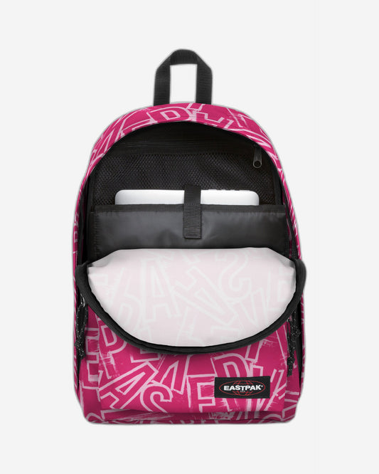 حقيبة ظهر Eastpak Out Of Office Ep Letterspink متوسطة الحجم مع حماية للكمبيوتر المحمول - EK0007672O21