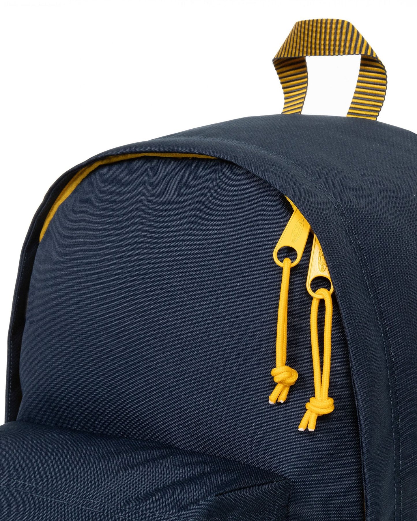 حقيبة ظهر كونتراست مارين من إيستباك خارج المكتب