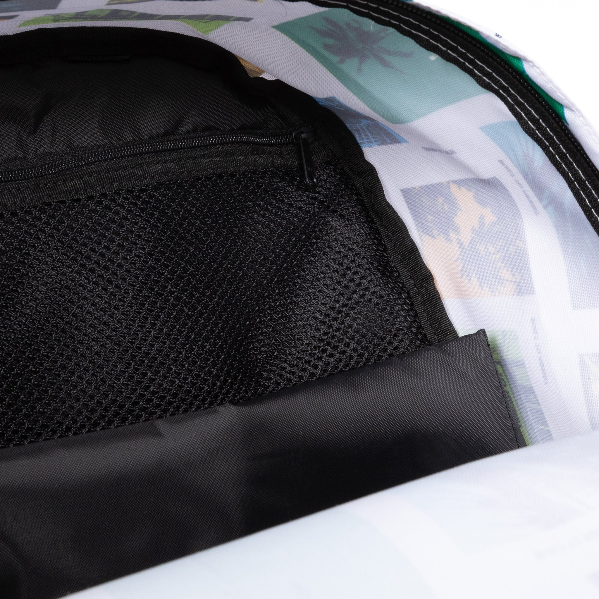 حقيبة ظهر Eastpak Out Of Office City Bay White متوسطة الحجم مع حماية للكمبيوتر المحمول - EK0007676O11