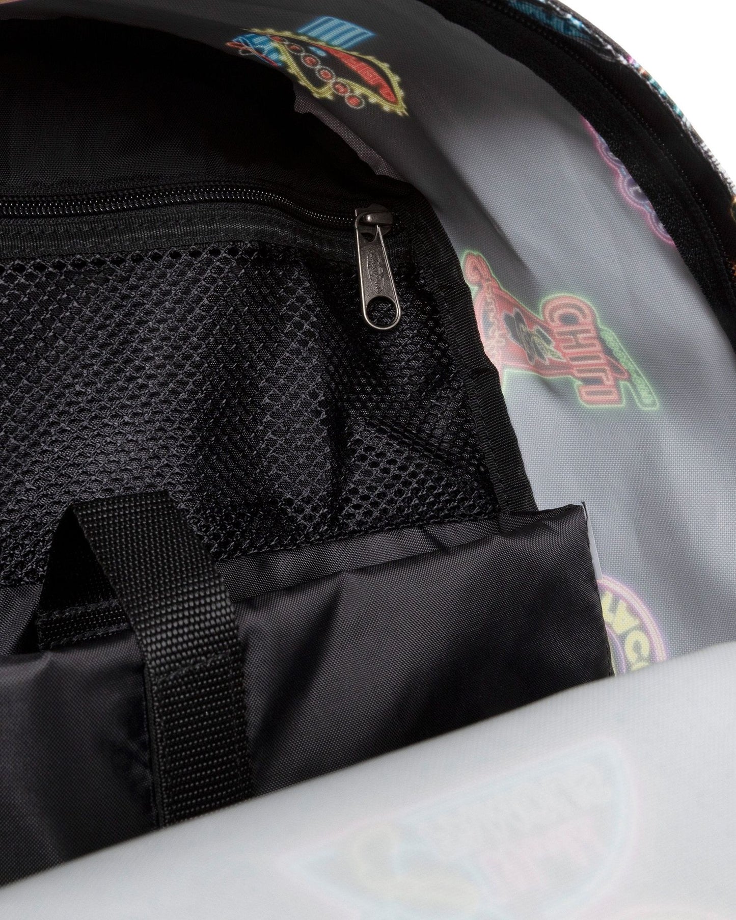 حقيبة ظهر متوسطة الحجم من إيستباك بتصميم نيون مستوحى من مسلسل سيمبسونز، تحمل عبارة "خارج المكتب".