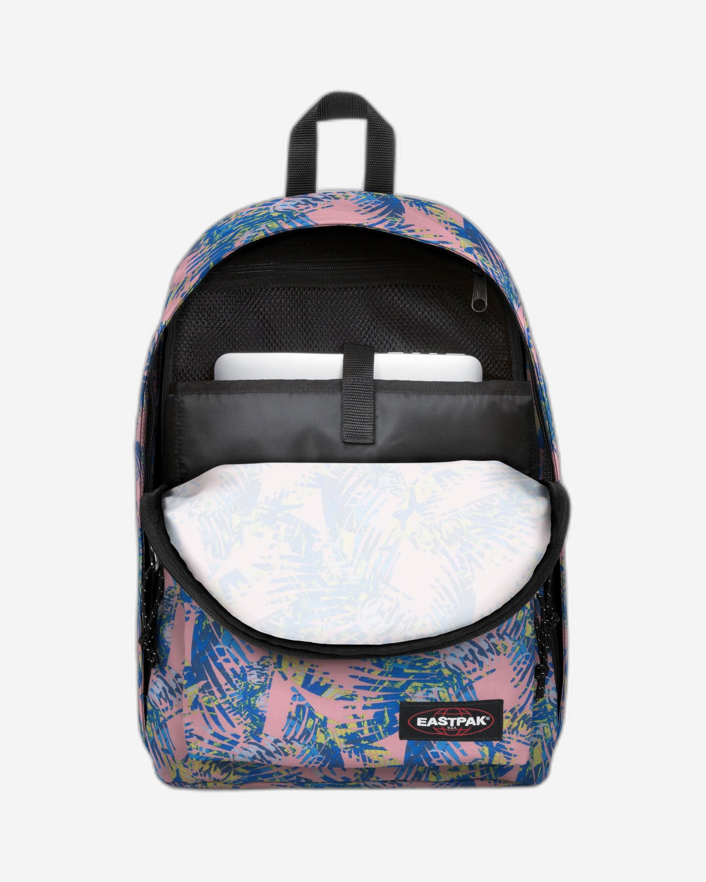 حقيبة ظهر متوسطة الحجم وردية اللون من إيستباك، مزودة بفلتر بريز الوردي، تعمل بنظام "خارج المكتب".