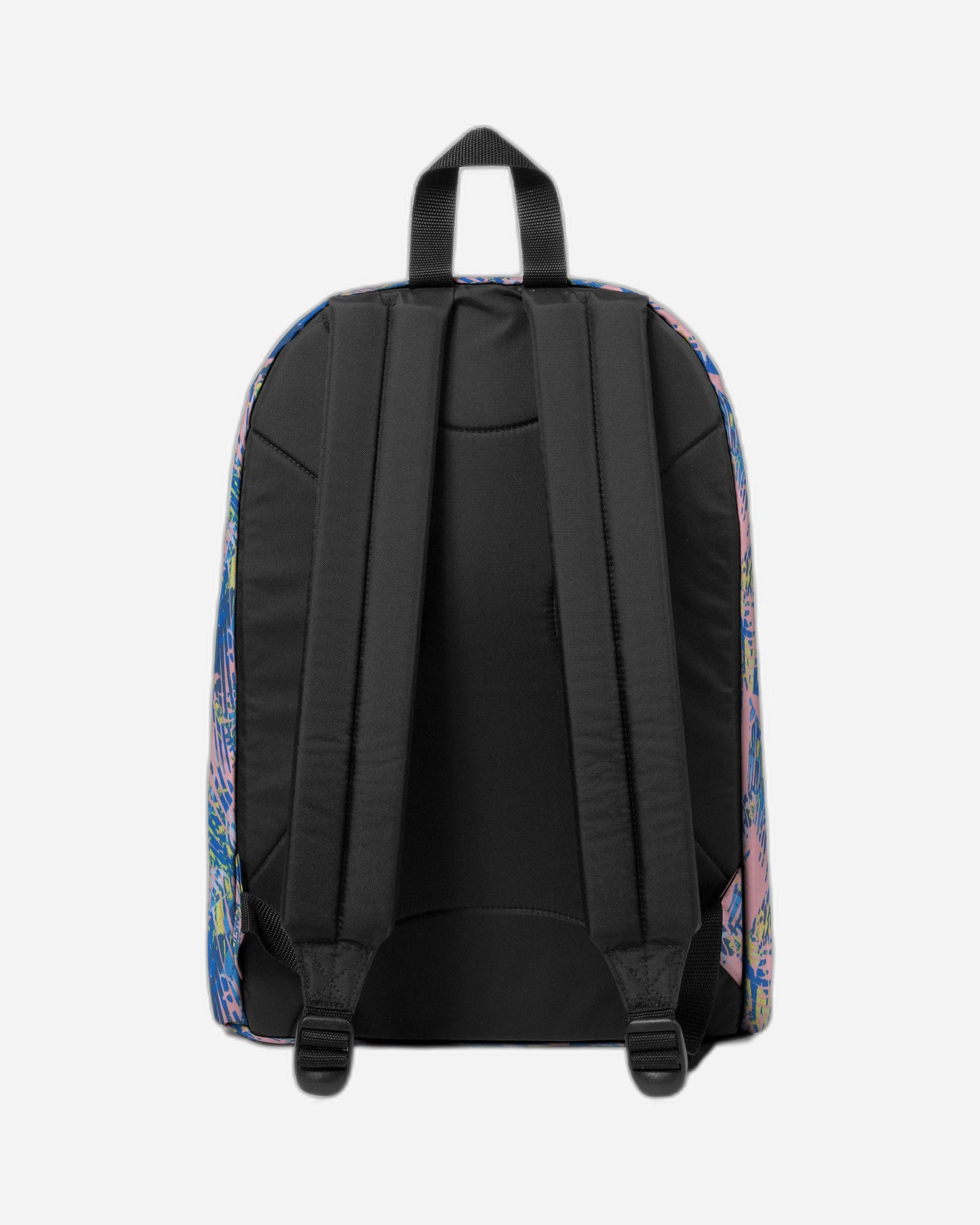 حقيبة ظهر متوسطة الحجم وردية اللون من إيستباك، مزودة بفلتر بريز الوردي، تعمل بنظام "خارج المكتب".