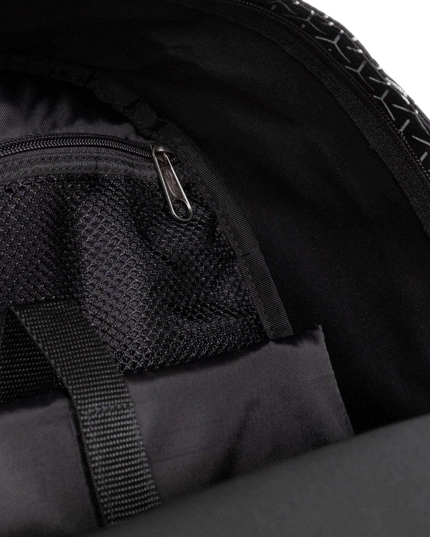 حقيبة ظهر متوسطة الحجم من إيستباك، لون أسود معدني، بتصميم "خارج المكتب" من ريفليكس