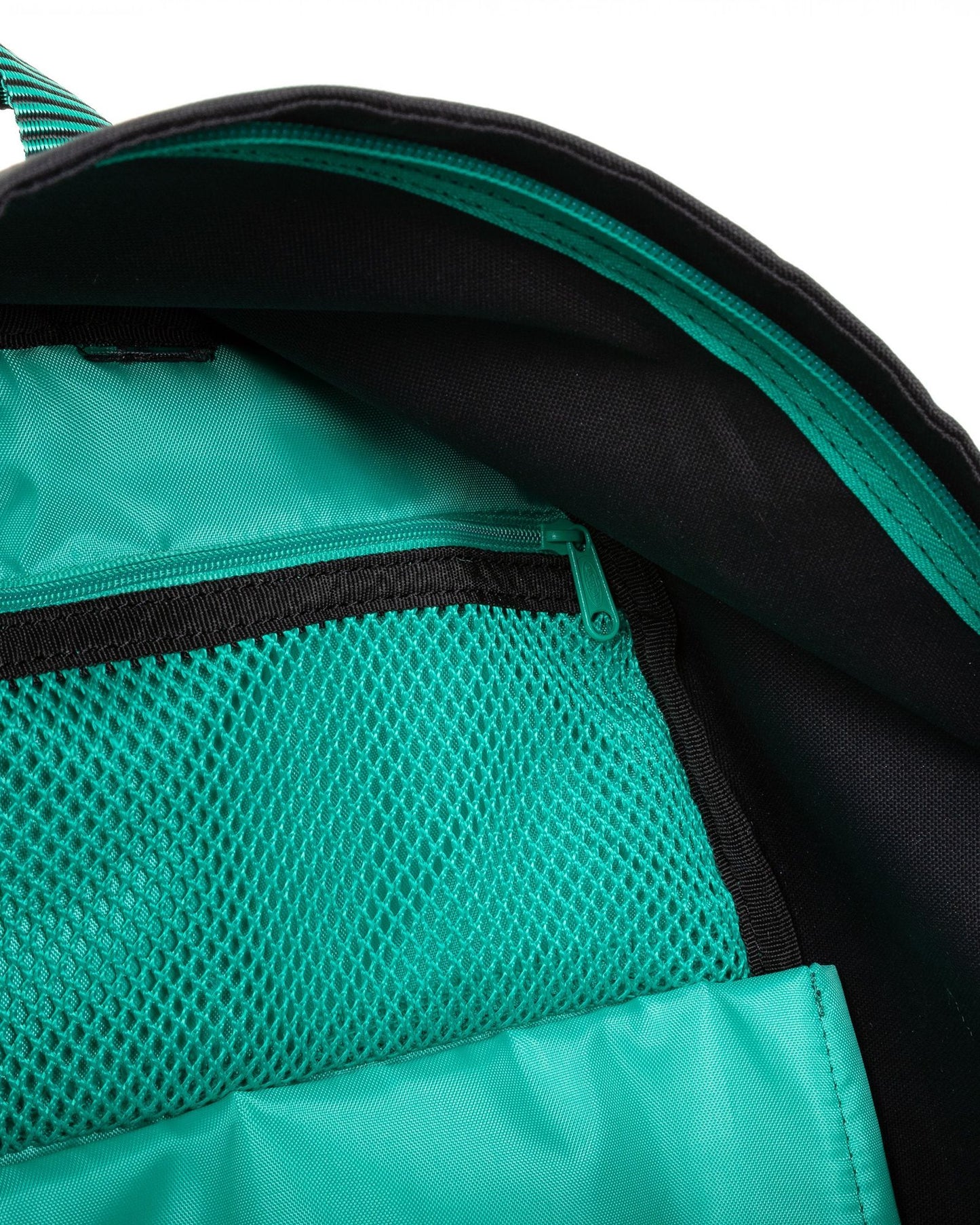 حقيبة ظهر إيستباك كونتراستستربلاك بتصميم "خارج المكتب"