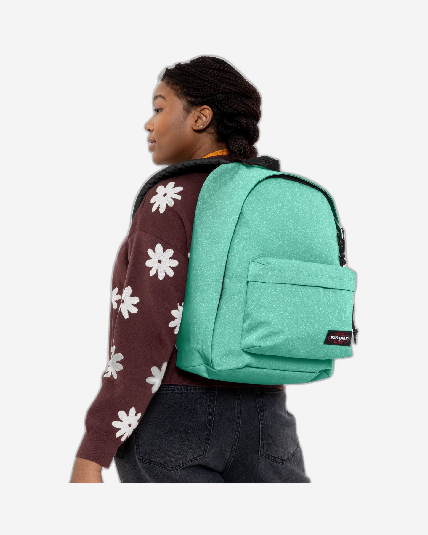 حقيبة ظهر متوسطة الحجم بتصميم أنيق من إيستباك، تحمل شعار "خارج المكتب" وشعار "سبارك" المميز.