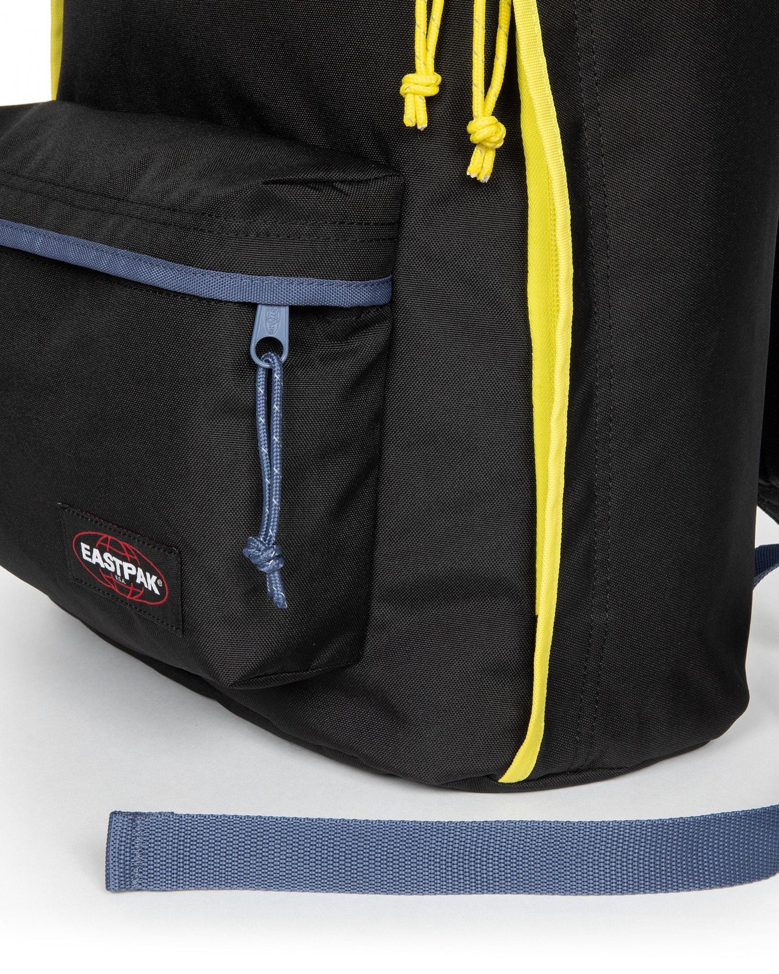 حقيبة ظهر إيستباك متوسطة الحجم بتصميم 