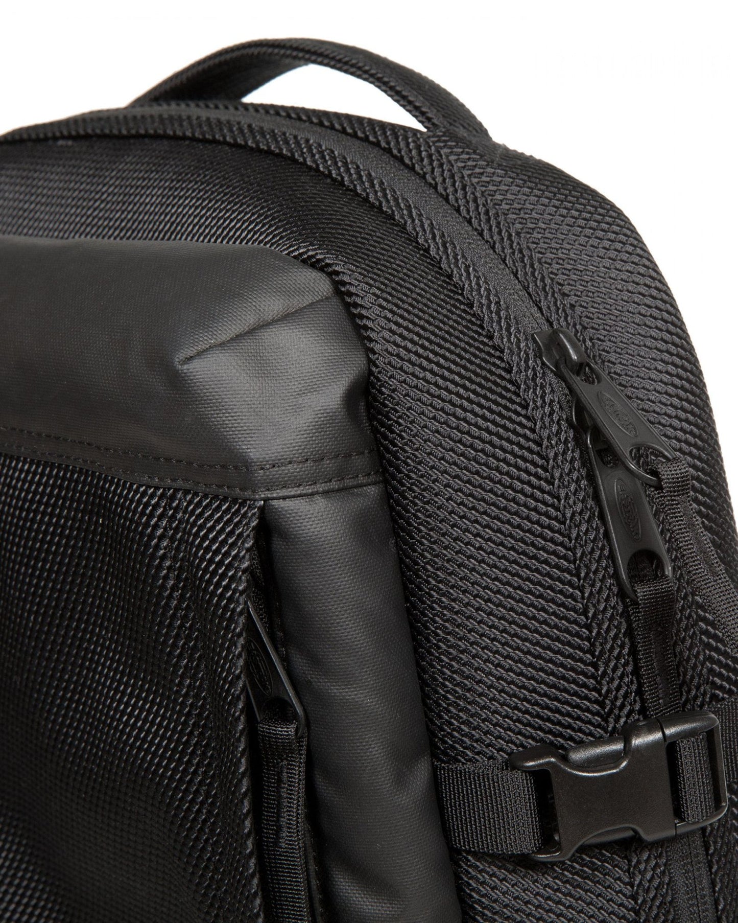 حقيبة ظهر متوسطة الحجم من Eastpak Tecum M Cnnct