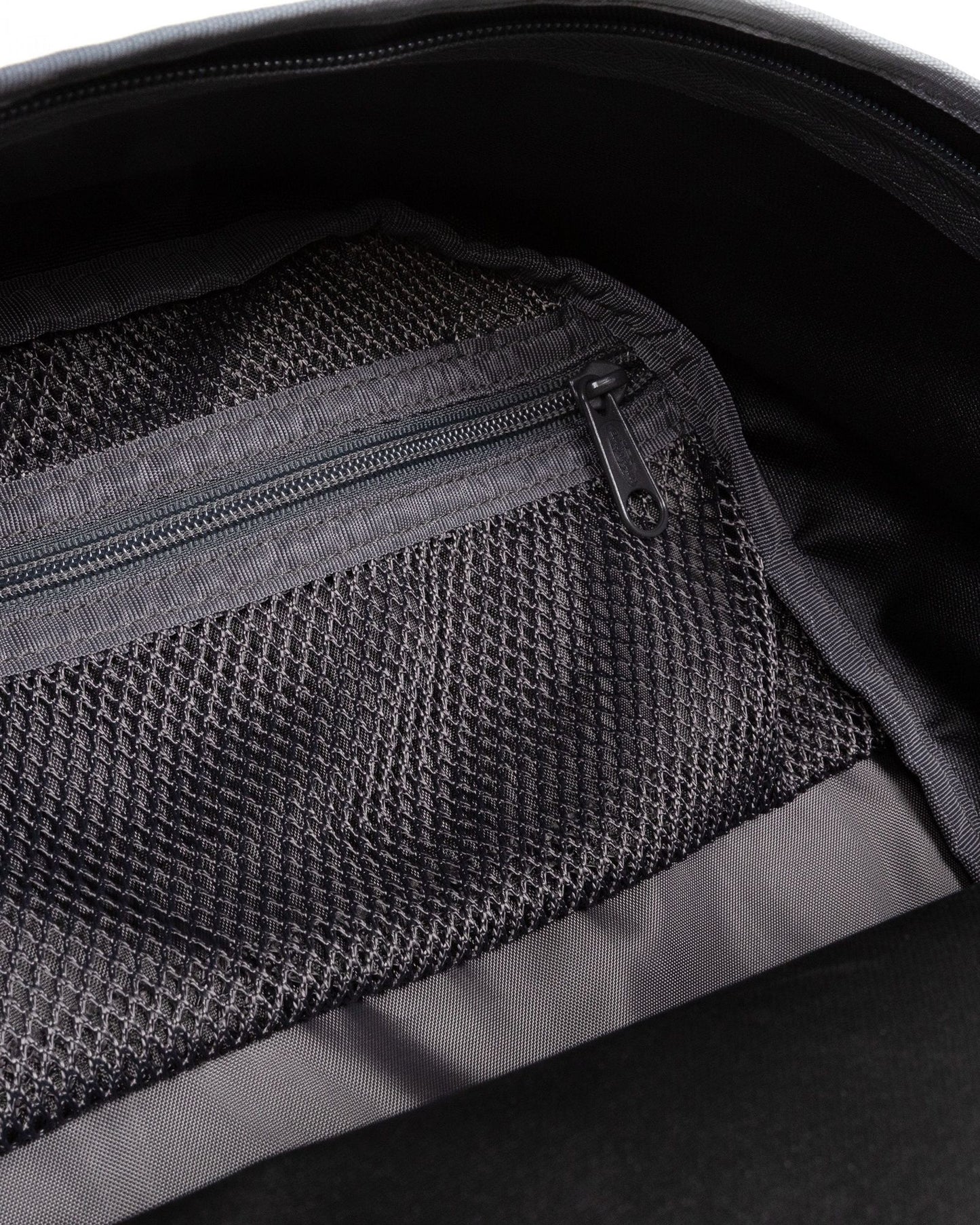 حقيبة ظهر إيست باك باك تو وورك للكمبيوتر المحمول متوسطة الحجم باللون الرمادي الفاتح - EK0009361E3